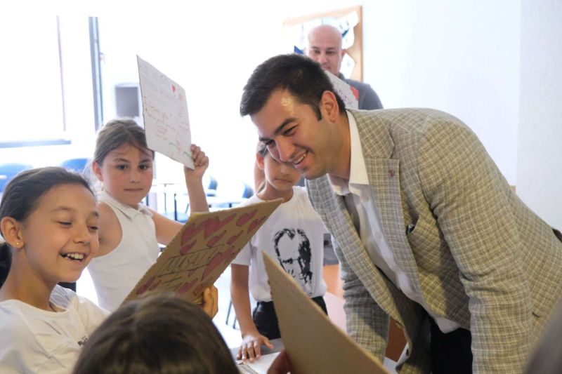 BAŞKAN MANDALİNCİ, CUMHURİYET HALK EVLERİ’NDE ÇOCUKLARLA BULUŞTU