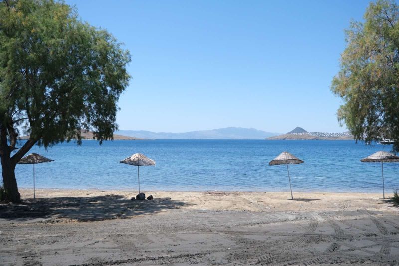 BELEDİYEDEN PLAJLARDA TEMİZLİK VE DÜZENLEME ÇALIŞMASI