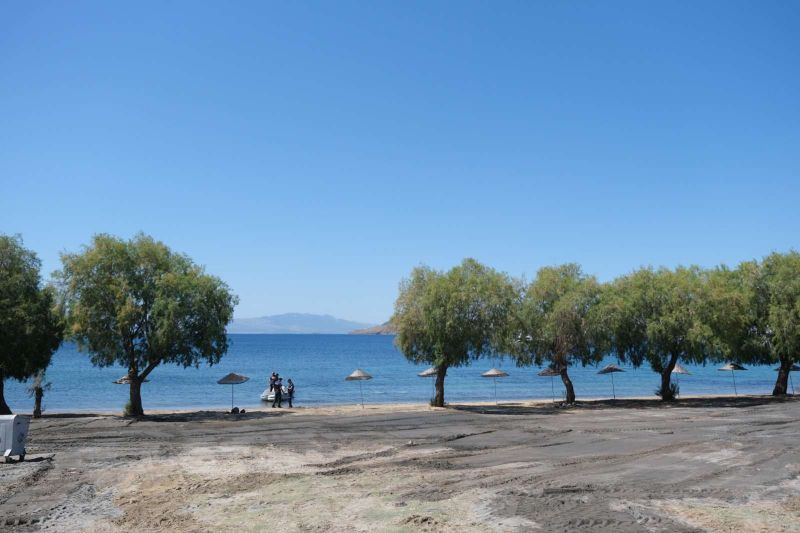 BELEDİYEDEN PLAJLARDA TEMİZLİK VE DÜZENLEME ÇALIŞMASI