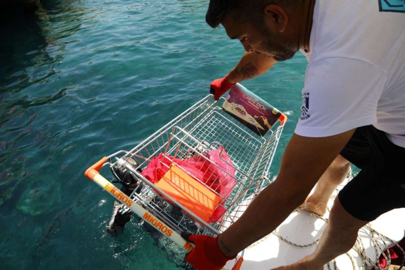 TURGUTREİS’TE DENİZ DİBİ TEMİZLİĞİ