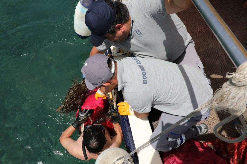 TURGUTREİS’TE DENİZ DİBİ TEMİZLİĞİ