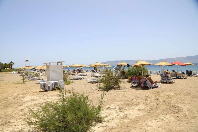 ŞEZLONGLAR YENİDEN HALK PLAJLARINDA