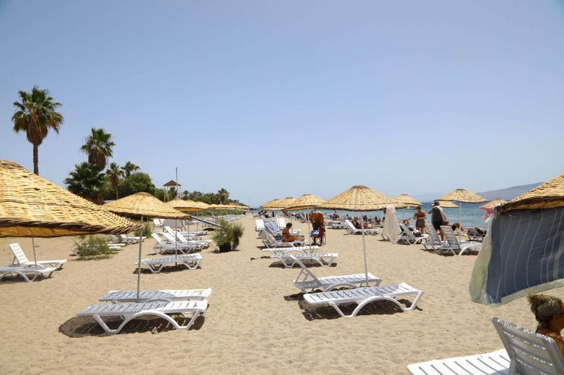 ŞEZLONGLAR YENİDEN HALK PLAJLARINDA