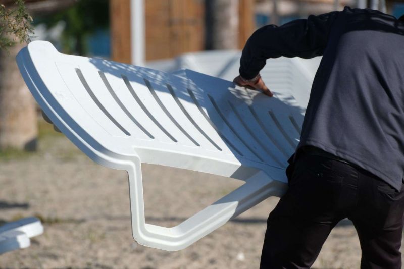 ŞEZLONGLAR YENİDEN HALK PLAJLARINDA