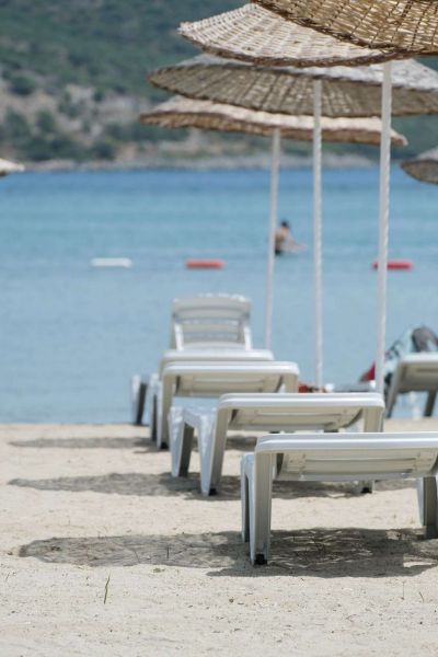 ŞEZLONGLAR YENİDEN HALK PLAJLARINDA