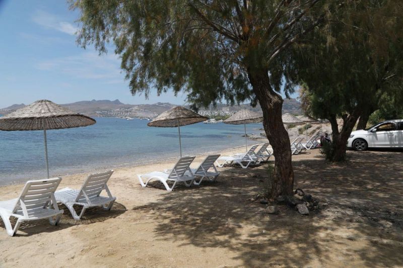 ŞEZLONGLAR YENİDEN HALK PLAJLARINDA