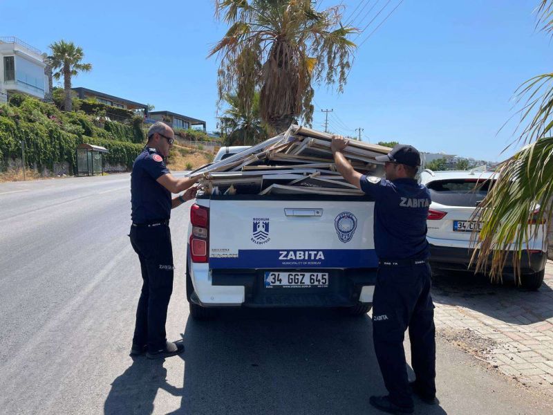 İZİNSİZ ASILAN AFİŞLER TOPLANIYOR