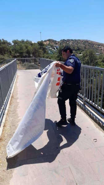 İZİNSİZ ASILAN AFİŞLER TOPLANIYOR