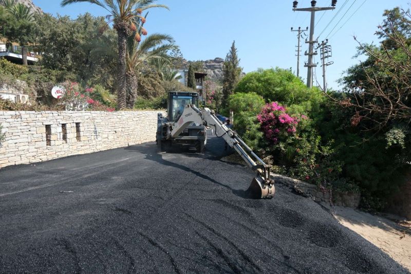 SU HATTI DEĞİŞEN CADDEDE SICAK ASFALT ÇALIŞMASI