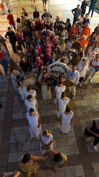 İKİ YAKA, DOSTLUK KONSERİNDE BULUŞTU