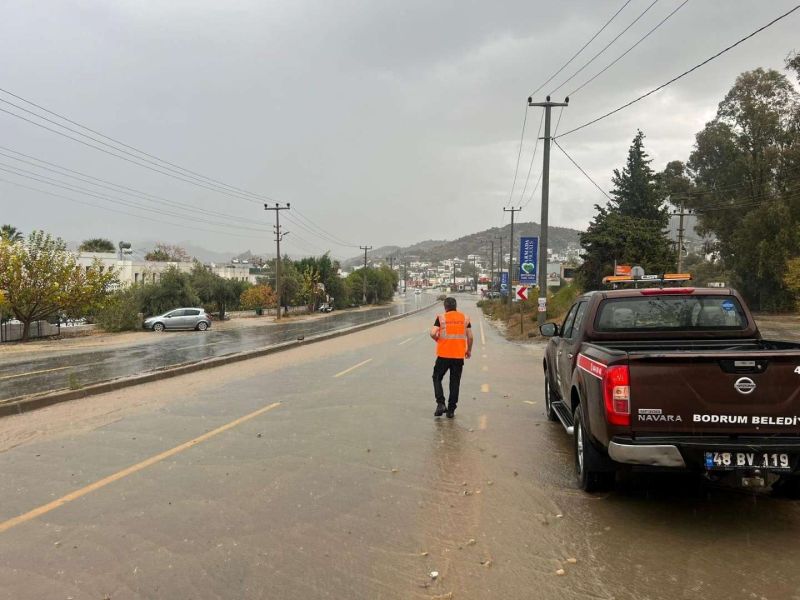 BELEDİYE EKİPLERİNDEN YAĞMUR MESAİSİ