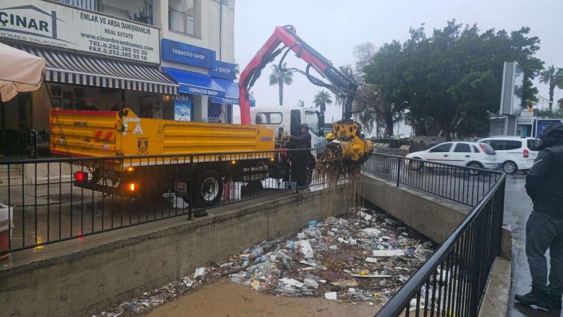 BELEDİYE EKİPLERİNDEN YAĞMUR MESAİSİ