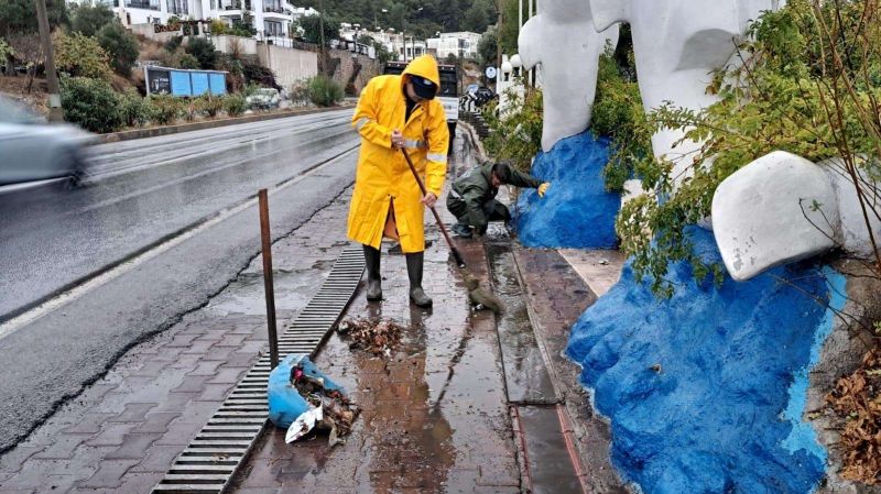 BELEDİYE EKİPLERİNDEN YAĞMUR MESAİSİ