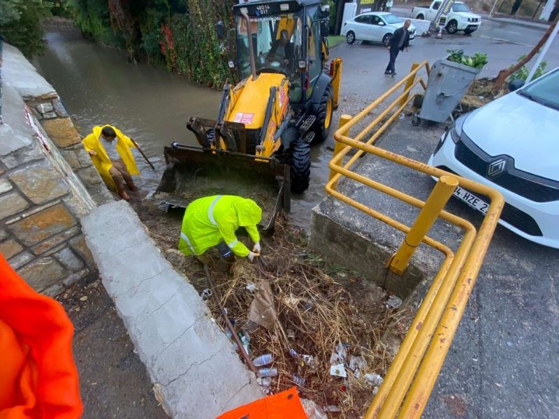 BELEDİYE EKİPLERİNDEN YAĞMUR MESAİSİ