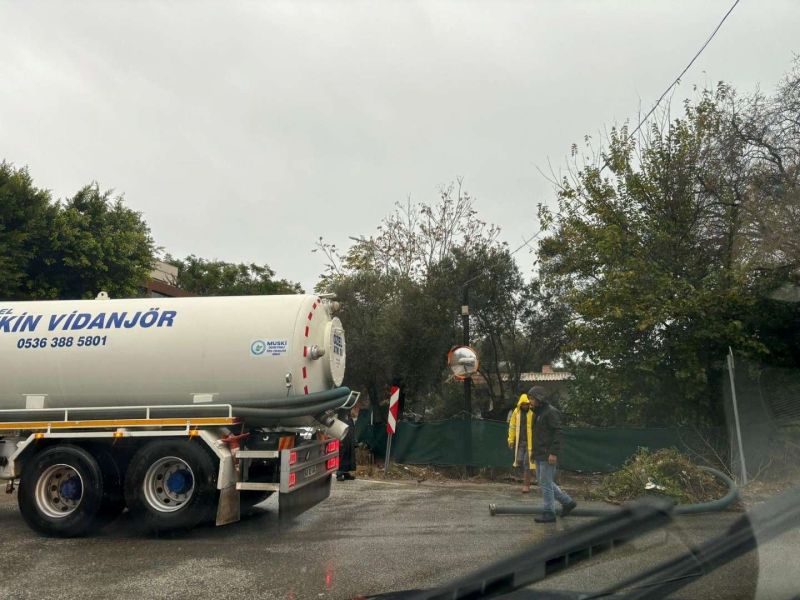 BELEDİYE EKİPLERİNDEN YAĞMUR MESAİSİ