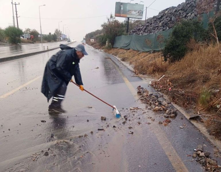 BELEDİYE EKİPLERİNDEN YAĞMUR MESAİSİ