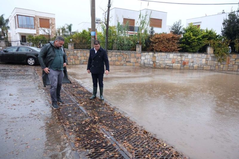 BELEDİYE EKİPLERİNDEN YAĞMUR MESAİSİ