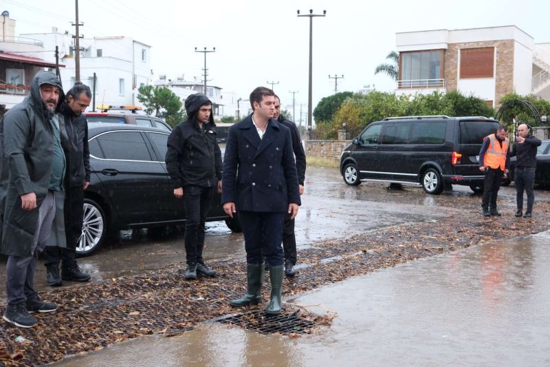 BELEDİYE EKİPLERİNDEN YAĞMUR MESAİSİ