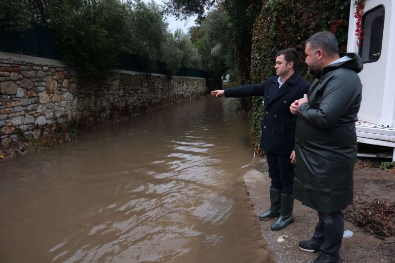 BELEDİYE EKİPLERİNDEN YAĞMUR MESAİSİ