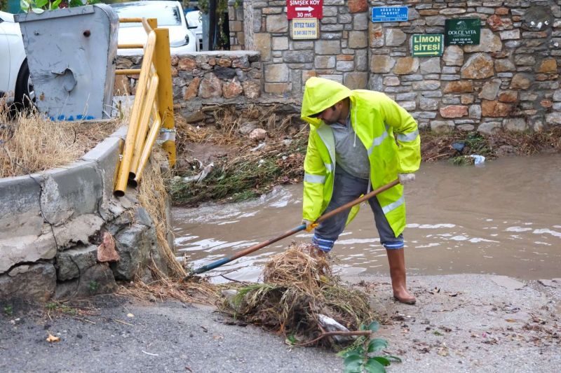 BELEDİYE EKİPLERİNDEN YAĞMUR MESAİSİ