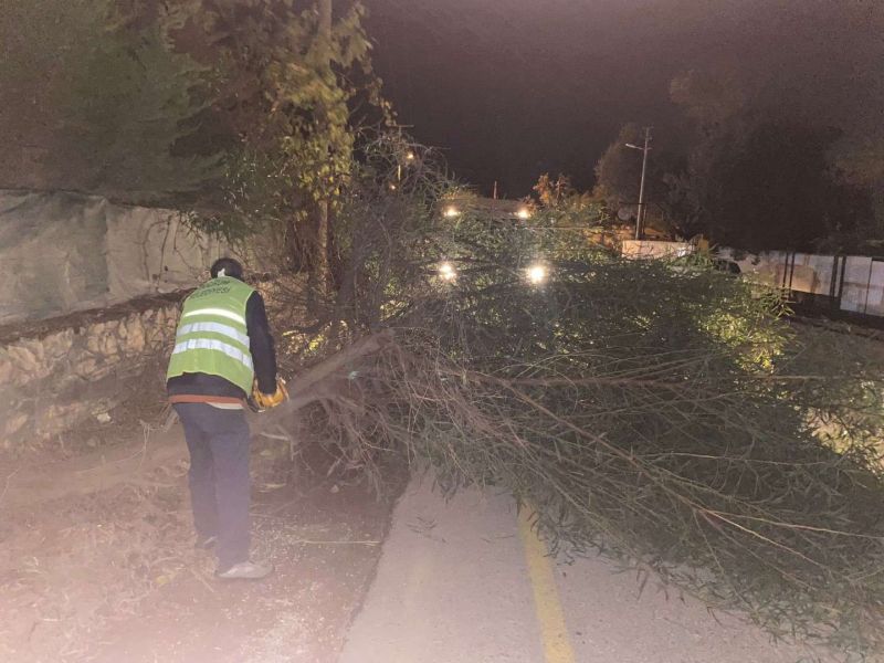 BELEDİYE EKİPLERİ FIRTINA MESAİSİNDE