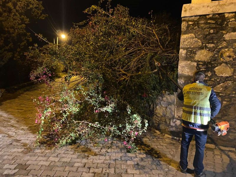 BELEDİYE EKİPLERİ FIRTINA MESAİSİNDE