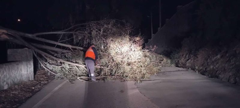 BELEDİYE EKİPLERİ FIRTINA MESAİSİNDE