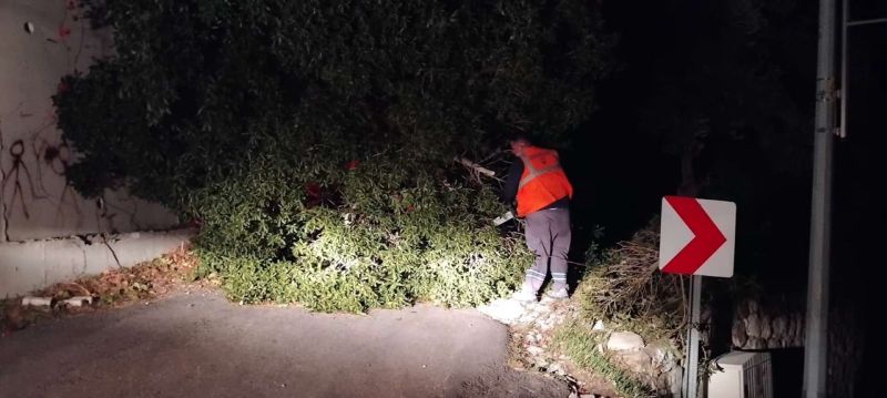 BELEDİYE EKİPLERİ FIRTINA MESAİSİNDE