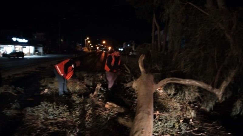 BELEDİYE EKİPLERİ FIRTINA MESAİSİNDE