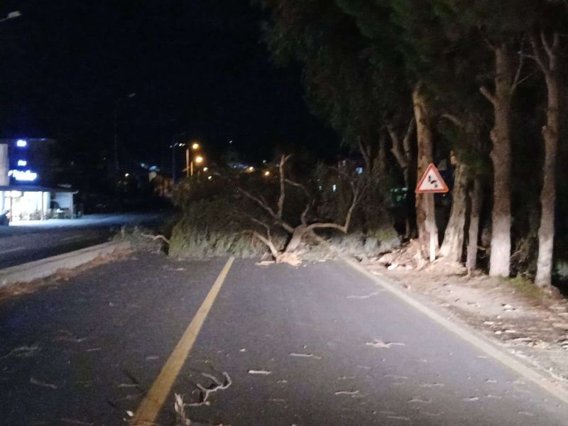 BELEDİYE EKİPLERİ FIRTINA MESAİSİNDE