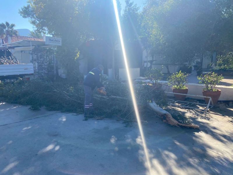 BELEDİYE EKİPLERİ FIRTINA MESAİSİNDE