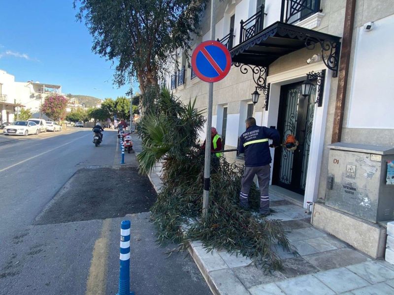 BELEDİYE EKİPLERİ FIRTINA MESAİSİNDE