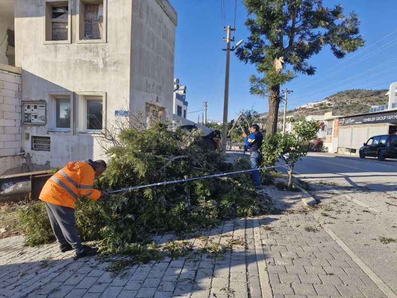 BELEDİYE EKİPLERİ FIRTINA MESAİSİNDE