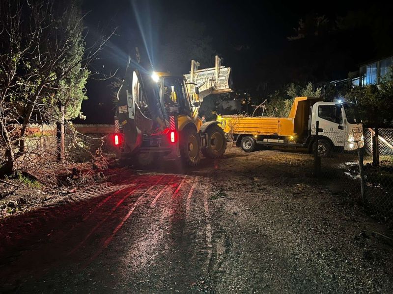 YAĞMUR NÖBETİNDEKİ EKİPLERDEN ANLIK MÜDAHALELER