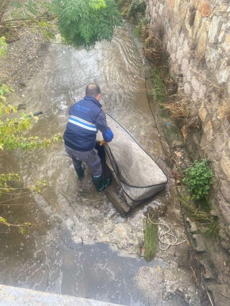 YAĞMUR NÖBETİNDEKİ EKİPLERDEN ANLIK MÜDAHALELER