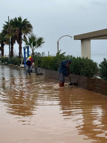 YAĞMUR NÖBETİNDEKİ EKİPLERDEN ANLIK MÜDAHALELER