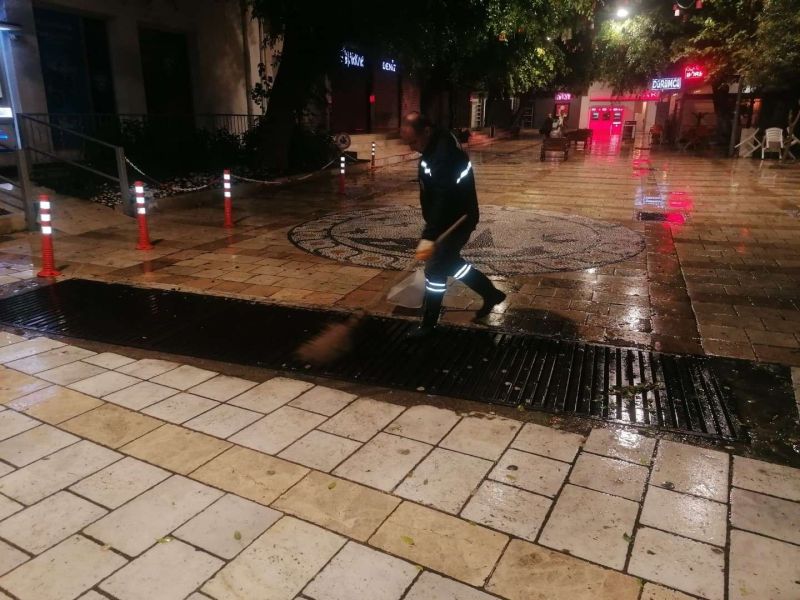 YAĞMUR NÖBETİNDEKİ EKİPLERDEN ANLIK MÜDAHALELER