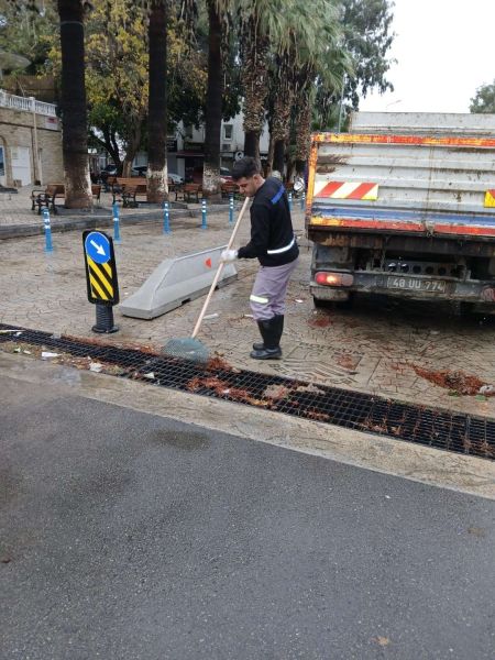 YAĞMUR NÖBETİNDEKİ EKİPLERDEN ANLIK MÜDAHALELER