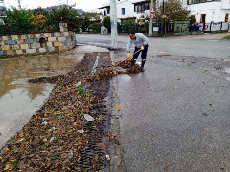 YAĞMUR NÖBETİNDEKİ EKİPLERDEN ANLIK MÜDAHALELER