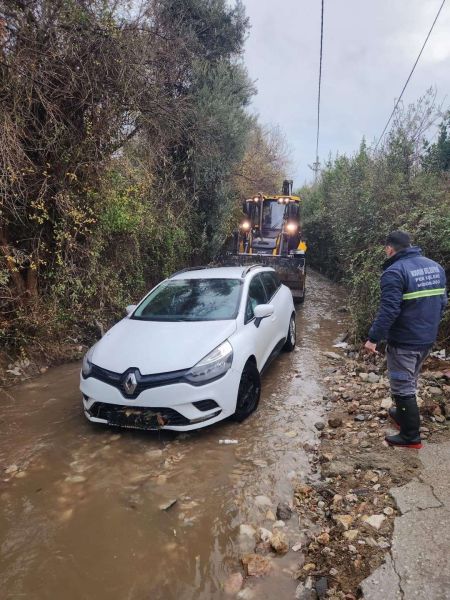 YAĞMUR NÖBETİNDEKİ EKİPLERDEN ANLIK MÜDAHALELER