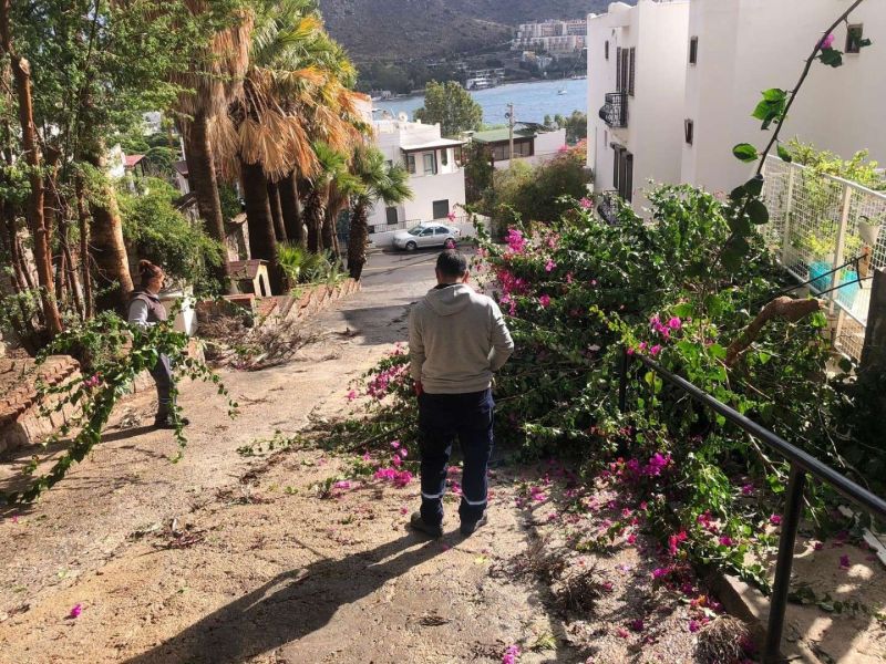 YAĞMUR NÖBETİNDEKİ EKİPLERDEN ANLIK MÜDAHALELER