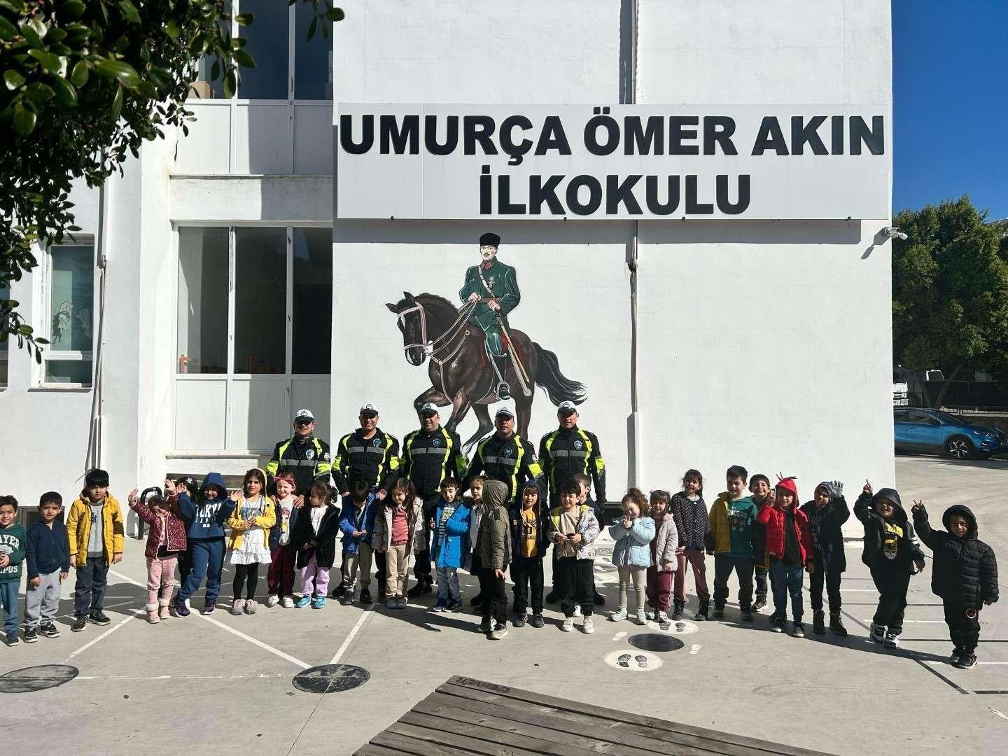 İLKOKUL ÖĞRENCİLERİNE TRAFİK BİLİNCİ EĞİTİMİ VERDİK