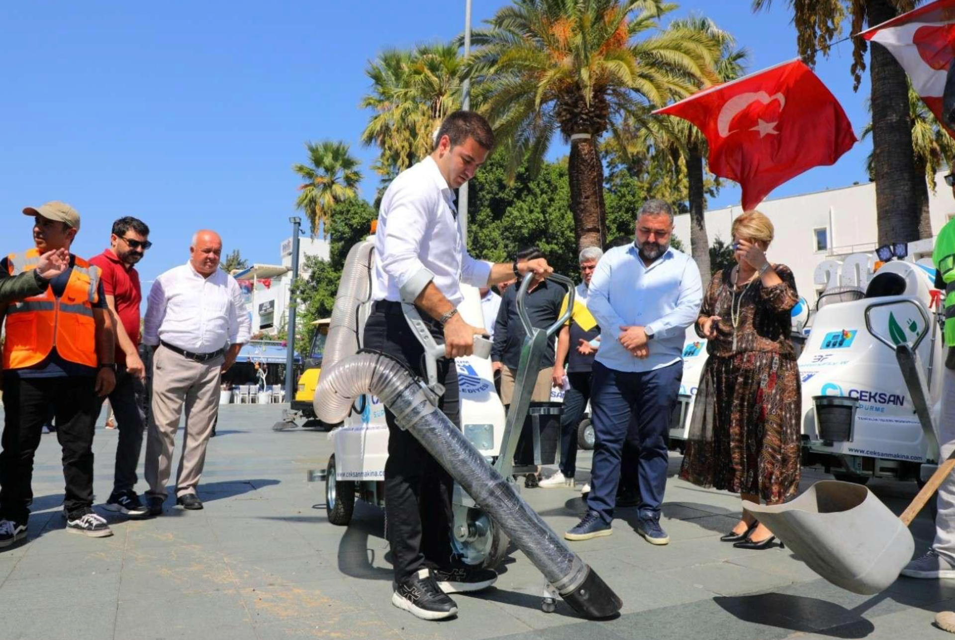 YENİ NESİL ELEKTRİKLİ YOL SÜPÜRME ARAÇLARI HİZMETE GİRDİ