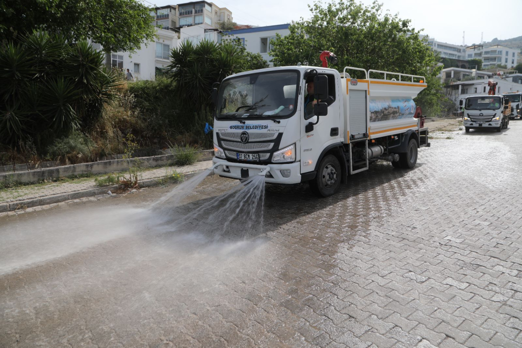 TOPLU TEMİZLİK ETKİNLİĞİ TURGUTREİS'TE DEVAM ETTİ