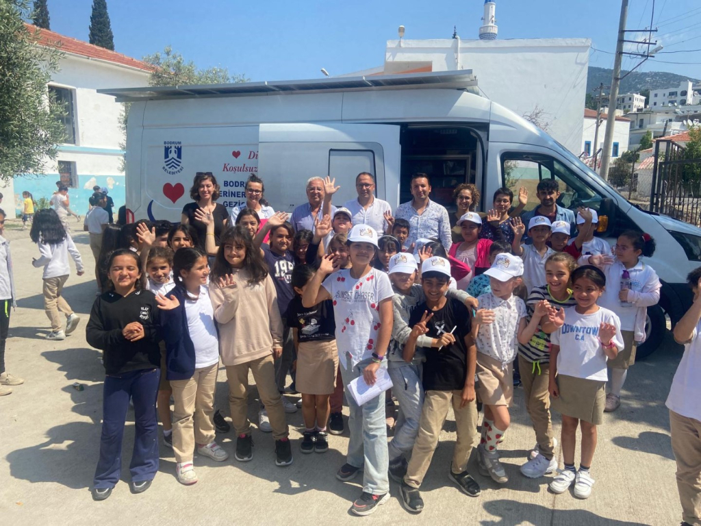 SOKAK HAYVANLARI KONUSUNDA ÇOCUKLARA BİLİNÇLENDİRME EĞİTİMİ VERDİK