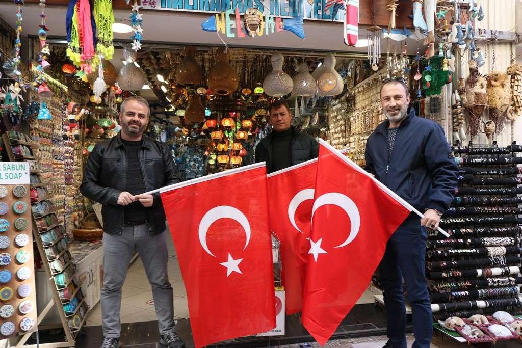 TÜRKİYE FLAGS DISTRIBUTED TO THE PUBLIC