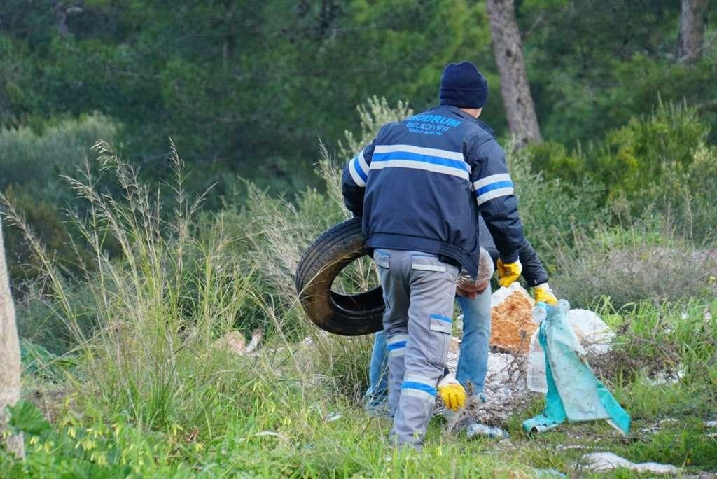 ORMANLIK ALANLARI KAÇAK ATIKLARDAN TEMİZLEDİK