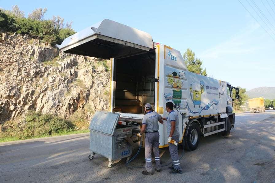 ÇÖP KONTEYNERLERİ YIKANDI VE DEZENFEKTE EDİLDİ