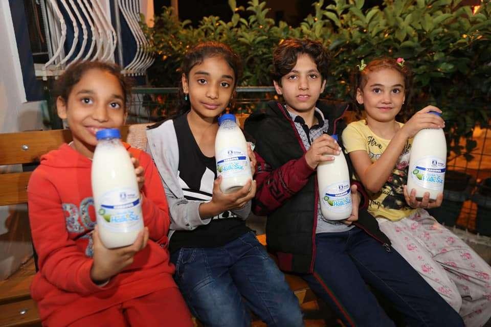 MİNİK MÜLTECİLERE HALK SÜT DAĞITIMI YAPTIK