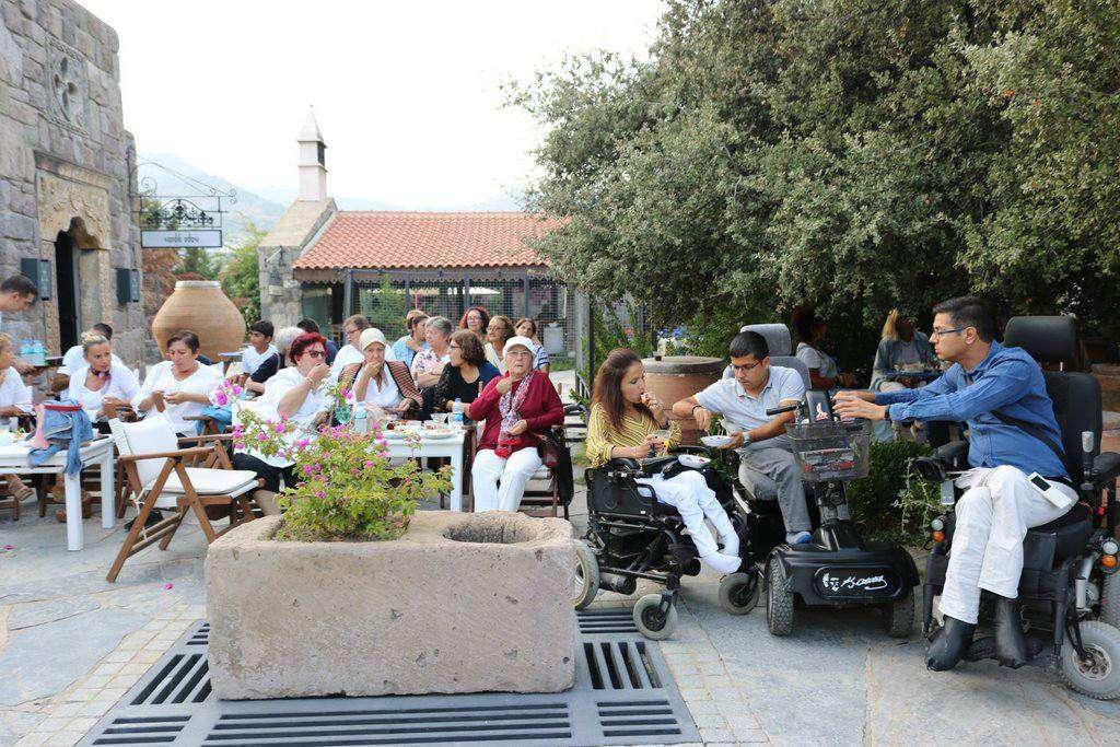 YAKAKÖY ENGELLİ SEVGİ SANAT ATÖLYESİ 5.EL SANATLARI YIL SONU SERGİSİ AÇILDI